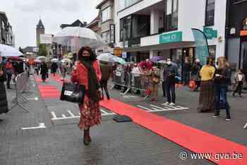 Street Fashion Show rolt rode loper kort maar krachtig uit - Gazet van Antwerpen