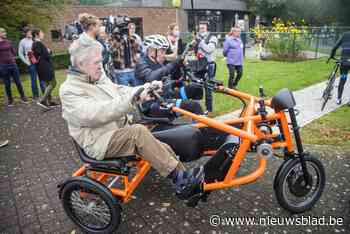 Eddy Merckx rijdt samen met bewoners Den Olm dementievriendelijke duofiets in