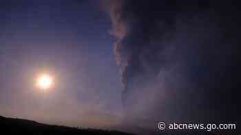 Spanish volcano eruption shuts airport, area still 'tense'
