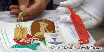 Bezirkstagspräsident Erwin Dotzel übergibt Sammlung Weinfestmarken an das Stadtarchiv Volkach - inUNDumSCHWEINFURT_DE