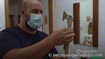 Bari, costruisce un'accetta e sfonda la porta dei vicini: "Film horror". L'uomo: "Sono malato aiutatemi" - Il Quotidiano Italiano - Bari