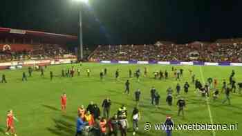 Bosnische voetbalfans door het lint: auto scheidsrechter gaat in vlammen op - Voetbalzone.nl