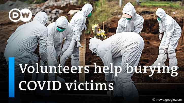 Burial volunteers in Indonesia + Vaccine push in Thailand + Durga Puga in India | COVID latest Asia - DW News