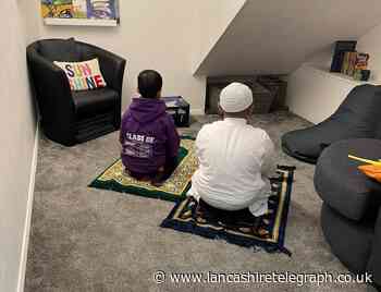 School commended for sharing images of Muslim pupils praying