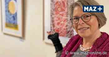 Urte Wiese eröffnete am Mittwoch ihre Ausstellung „Bewegte Zeiten“ in Rathenow. Dort zeigt sie eine große Bandbreite ihrer Werke. Das Rathaus als Ausstellungsort spielt dabei eine wichtige Rolle. - Märkische Allgemeine Zeitung
