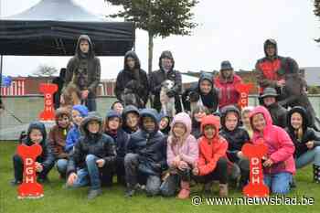 Kinderen trekken naar hondenschool op Werelddierendag