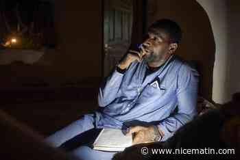 Le portrait d'Olivier Dubois, journaliste retenu en otage, installé sur le parvis de la mairie de Nice