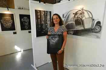 Hanne Tuytelaers exposeert met houtskooltekeningen op doek