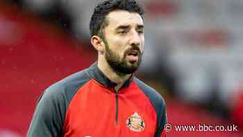 Conor McLaughlin: Fleetwood Town re-sign defender on short-term deal