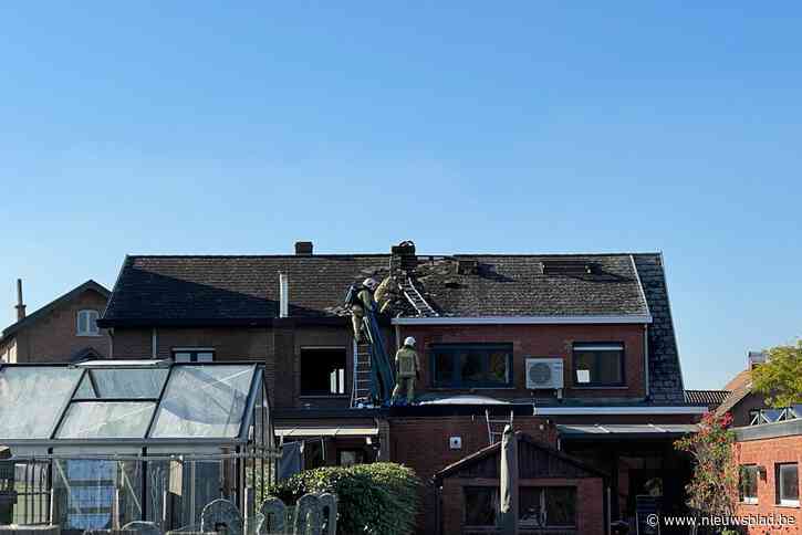 Isolatie onder dak vat vuur tijdens werken