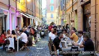 Modena. “Tavolini sotto le stelle” continua Evento fino al termine del mese - La Gazzetta di Modena