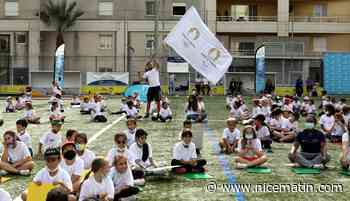 Les drapeaux officiels des J.O. et de Paris 2024 portés fièrement à Cap-d'Ail