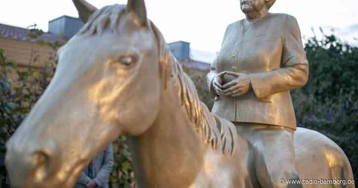 Beton-Reiterstandbild mit Kanzlerin im Hosenanzug enthüllt