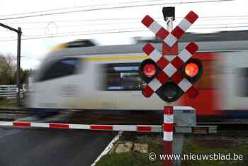 Slagbomen Ninoofsesteenweg laten het anderhalf uur afweten - Het Nieuwsblad