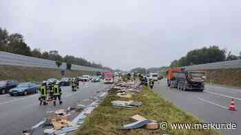 Lastwagen kracht gegen Leitplanke und verteilt seine Ladung auf der Autobahn - Merkur.de