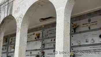 Crollano calcinacci, chiusa un’ala del cimitero a Montebelluna - La Tribuna di Treviso