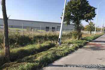 19-jarige jongeman valt in slaap en rijdt tegen verlichtingspaal