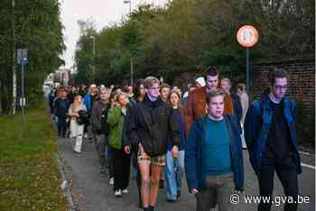 Serene optocht tegen zinloos geweld in Hemiksem na dood neergestoken Ismaël (17) - Gazet van Antwerpen