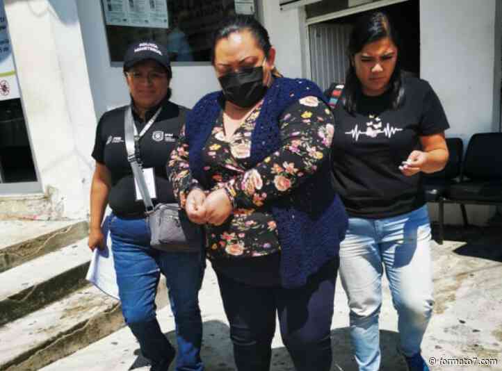 En Coatepec detienen a mujer que golpeó con palo a su tío - Formato Siete