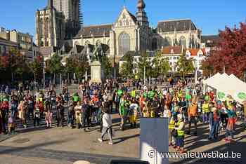 Ride the tide: meer dan 100 fietsers komen aan op Groenplaats na lange tocht voor het klimaat - Het Nieuwsblad