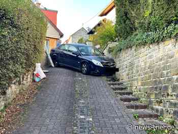 Auto verkeilt sich bei Unfall in der Ortslage Bollendorf - News Trier und Umgebung