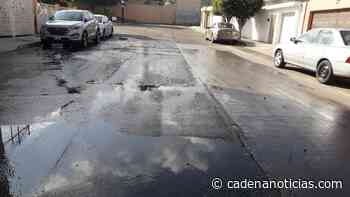 Gran fuga de aguas negras en Avenida Comonfort - Cadena Noticias