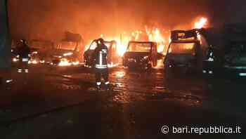 Bari, incendio doloso in azienda della zona industriale: distrutti dalle fiamme 12 furgoni - La Repubblica