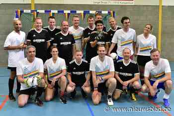 Zaalvoetballers in regenboogoutfits vragen aandacht voor Coming Out Day