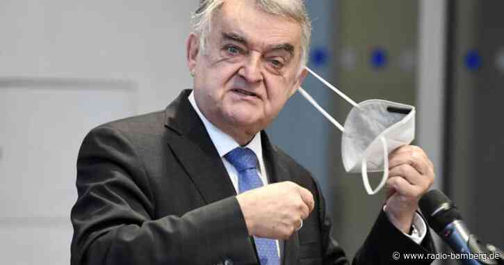 Randalierer mit Bengalos vor Haus von NRW-Innenminister