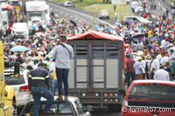 Bloquean carretera Xalapa- Veracruz por excesivas tarifas de luz - Formato Siete