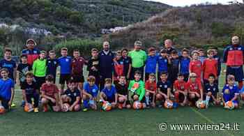 Il mister del Genoa Vincenzo Stragapede allena i ragazzi dell'Oneglia Calcio - Riviera24