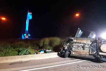 Auto knalt tegen rotonde Kristalpark in Lommel, bestuurster raakt gewond - Het Belang van Limburg