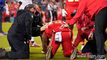 Chiefs RB Edwards-Helaire (knee) helped off