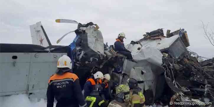 Russian plane crashes during emergency landing killing 16 parachutists