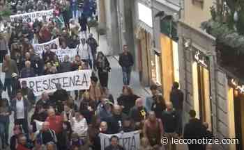 Il corteo contro il green pass sfila in centro Lecco. Il video - Lecco Notizie