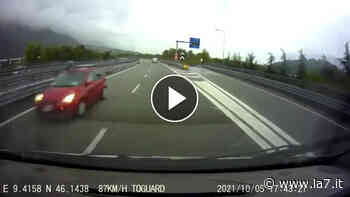 Lecco, auto in contromano in autostrada: il video della dashcam - La7