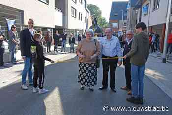 Cafébazin Marleen mag lint doorknippen in vernieuwde straat<BR />