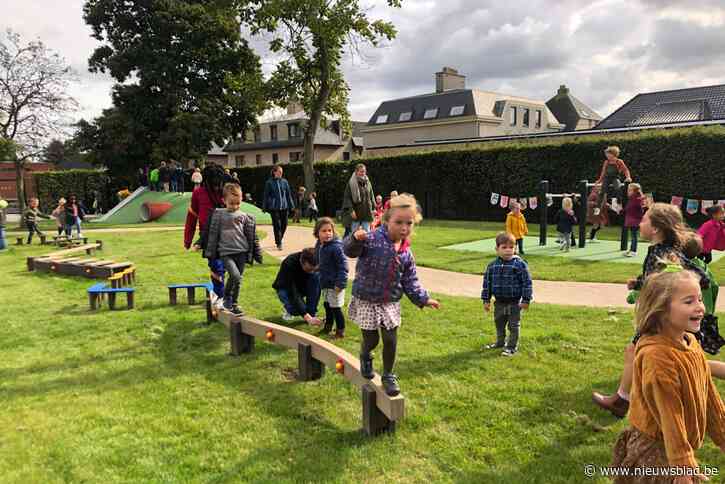 Kleuters basisschool De Singel genieten met volle teugen van gloednieuwe speelplaats: “We zijn heel fier”