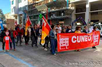 Cuneo, la piazza contro il ‘Governo dei padroni’ si divide in due: ˝Fuori i fascisti dal corteo˝ - Cuneodice.it