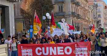 Corteo a Cuneo in occasione dello sciopero generale indetto dai sindacati di base - La Guida - LaGuida.it