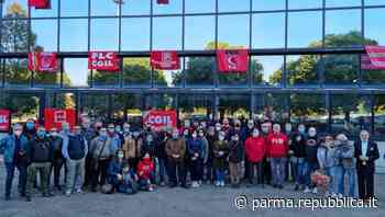 Attacco alla sede della Cgil, presidio del sindacato a Parma: "Atto vergognoso compiuto da forze fasciste" - La Repubblica