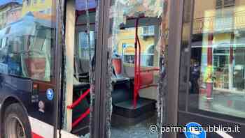 Parma, 31enne distrugge i vetri dell'autobus in via Repubblica - La Repubblica