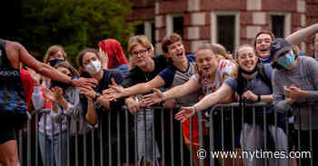 At Wellesley, Students Offer Screams, but no Smooches, as Boston Marathon Returns - The New York Times