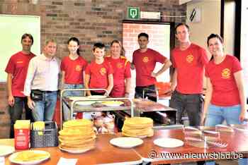 Sparta jeugdtrainers bakken pannenkoeken en wafels