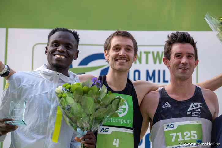 Michaël (26) voorspelt overwinning bij zijn eerste deelname aan Ten Miles én loopt als eerste over de meet: “Een gewaagde uitspraak, maar ik heb het waargemaakt”