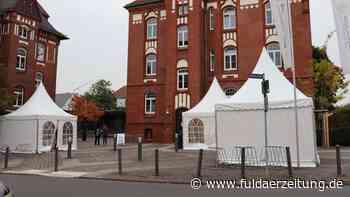 Fulda: Studieren mit 3G - „Fast-Lane“-Armband sorgt für Zündstoff - Fuldaer Zeitung