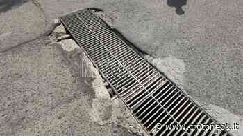 Crotone, grate ballerine nei pressi dell'Ospedale: rischio caduta d'entro l'angolo - CrotoneOK.it