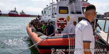 Crotone, soccorsi 77 migranti a bordo di una barca a vela - Corriere della Calabria