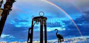 I colori dell'arcobaleno illuminano il lungomare di Crotone - CrotoneOK.it