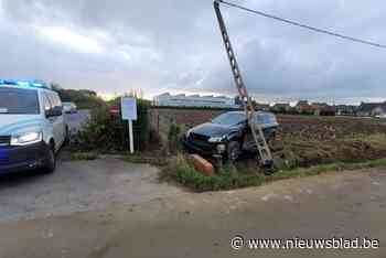72-jarige man lichtgewond nadat hij tegen elektriciteitspaal botst